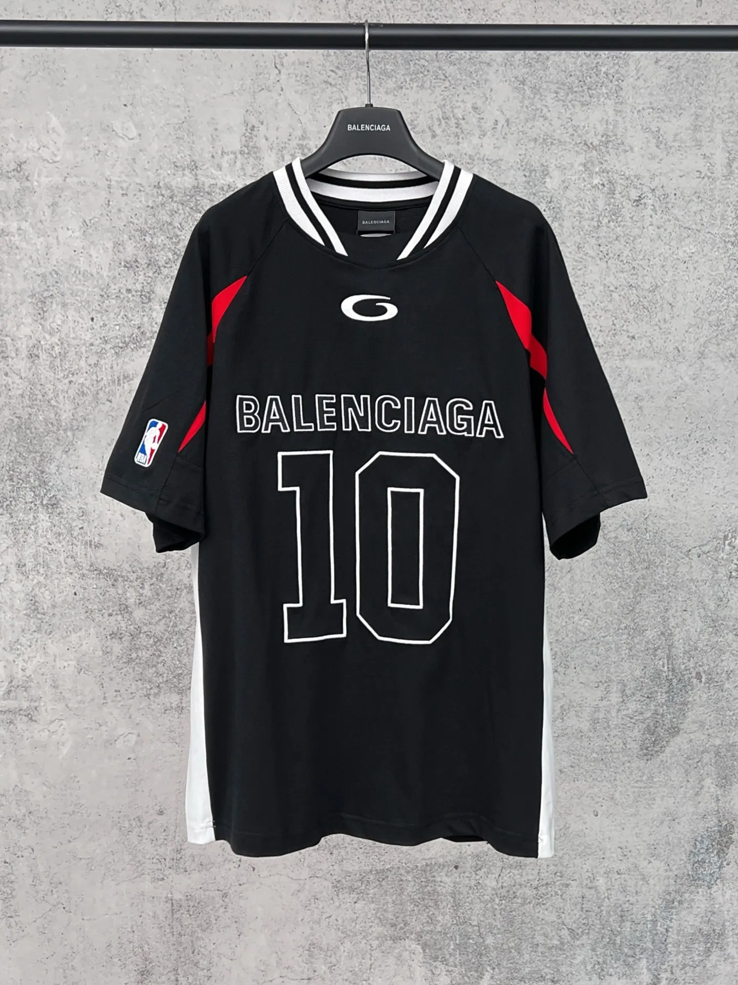 Balenciaga × NBA SS 26 Series T Same Style • Classic ： + ， ， Retro • ： 「BALENCIAGA 10 」 ， NBA ， • ： ， ， 、 ：Black Red ：A 275# Size： S 73 116 24 M 75 120 25 L 77 124 26 XL 79 128 27